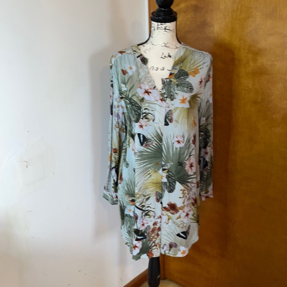 H&M Dresses & Skirts - H&M T-shirt dress in floral pattern